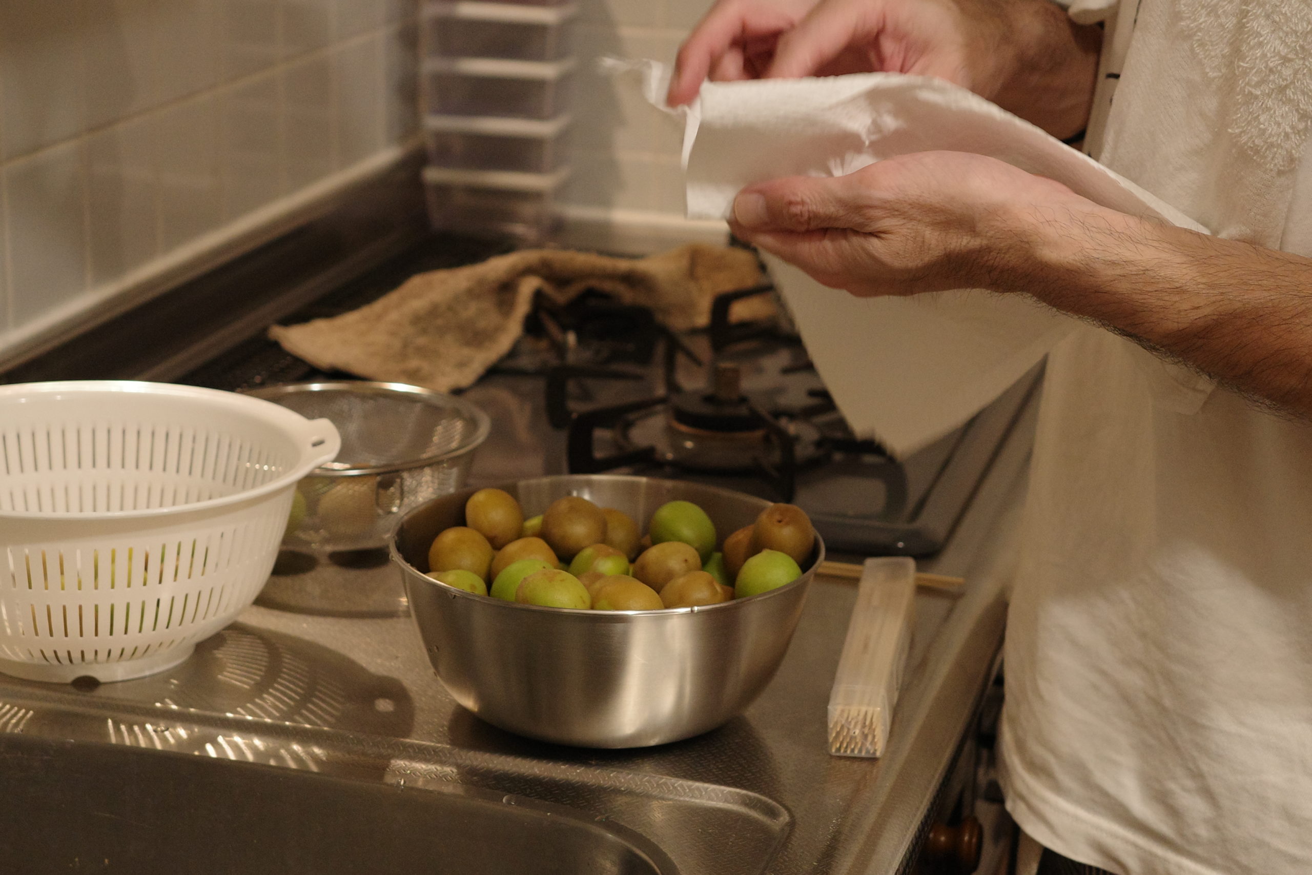 梅酒の作り方２：キッチンペーパーで優しく水気をふき取ります。