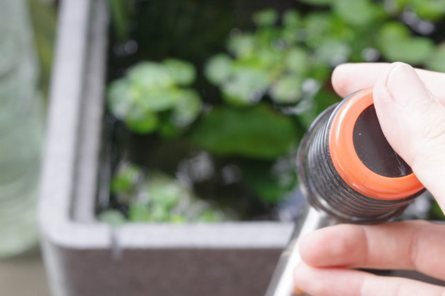 水作プロホースでボウルとザルに水を移す。