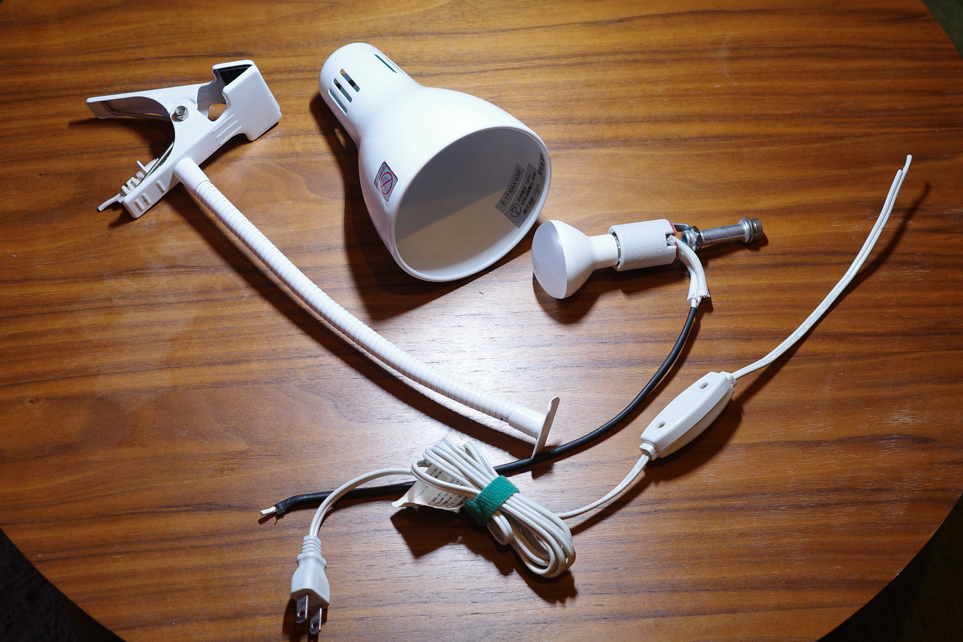 電球とソケット（今回は自宅のものを分解・・・）