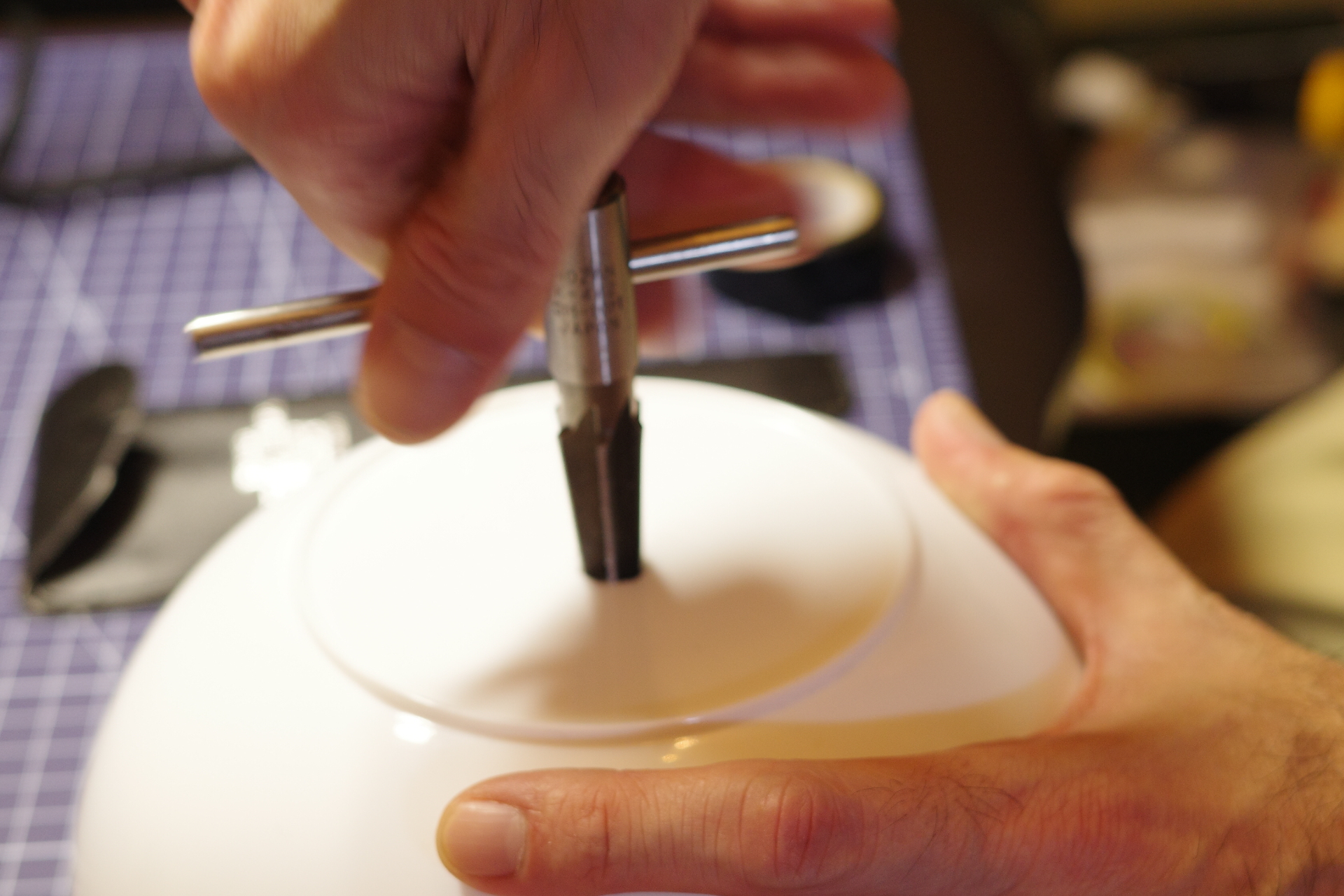 リーマーで穴を拡大。