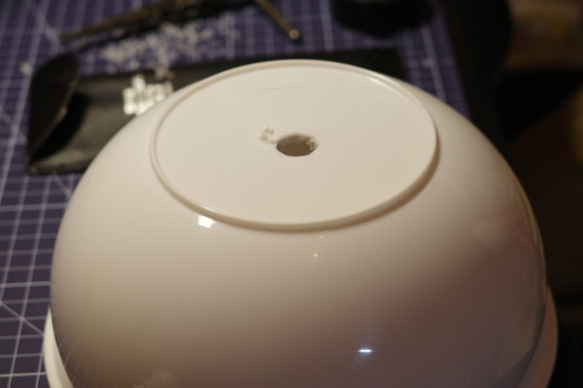 ソケットに合わせて穴をあけます。