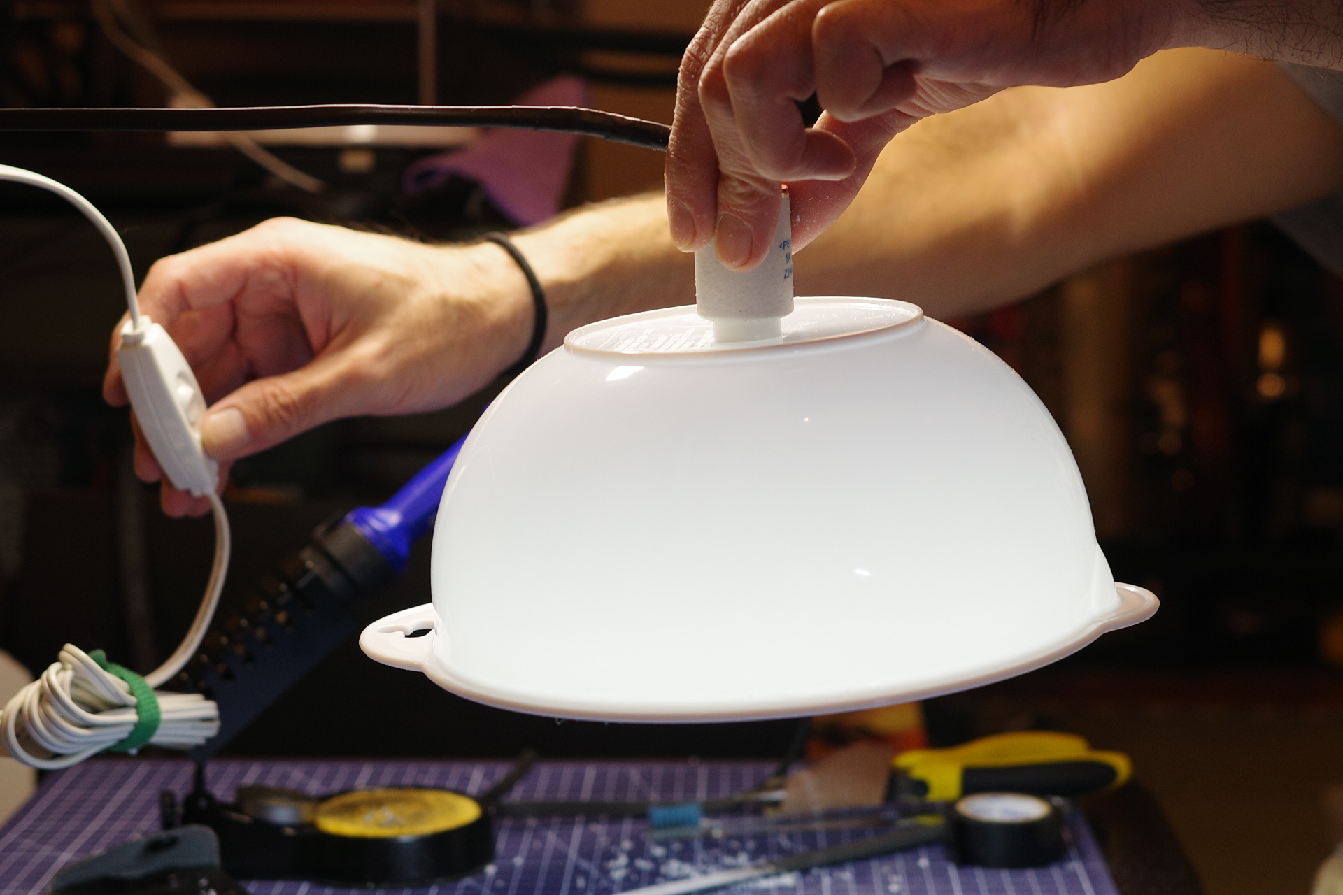 ボウルの穴とソケットのサイズ感を確認。