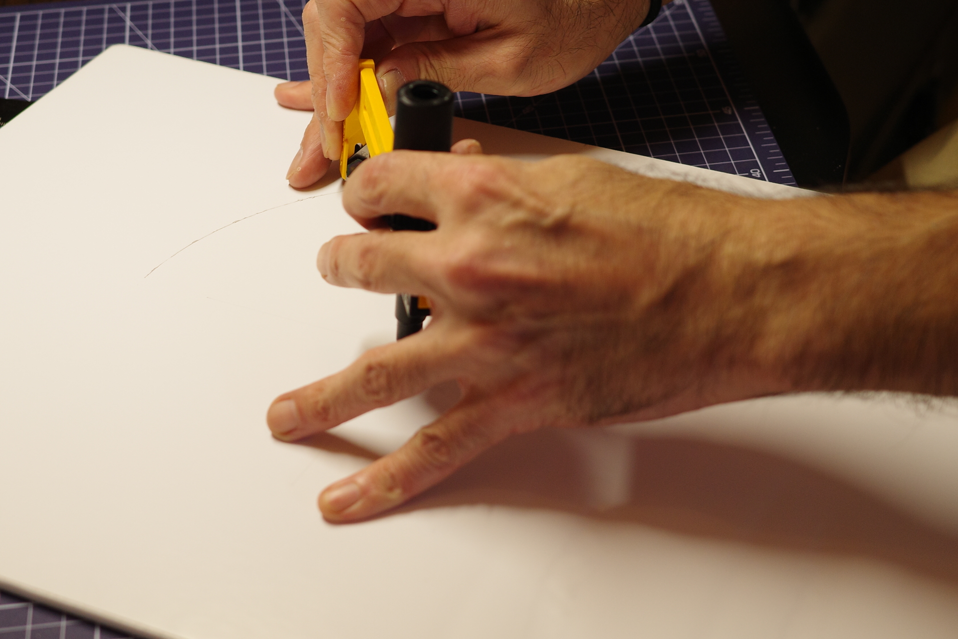 コンパスカッターでくり抜きます。