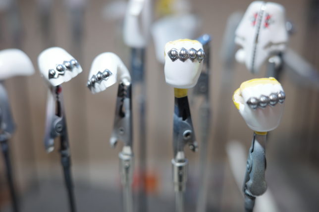 塗り分けに緊張が走る。